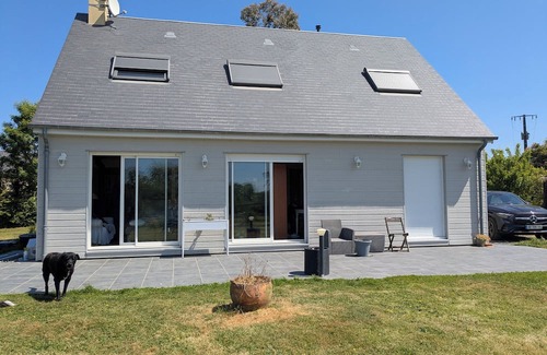 Mandeville-en-Bessin Ski Chalet | Beautiful vacation home sleeps 8, spacious. 12 min from the beaches