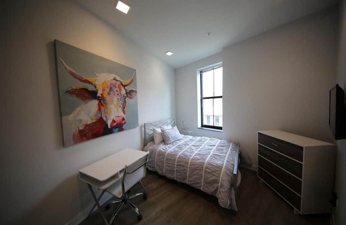 Downtown Apartment | 5BR 2BA Sleeps 10 Downtown Near CC/Theaters
