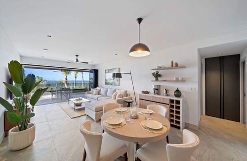 Brighton Villa | Allure 102 Summary: D