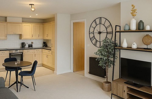 Hatfield Apartment | Central Hatfield | Free Parking | Sleeps up to 4 | With Balcony