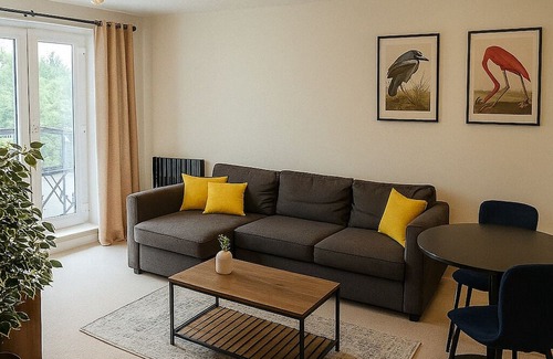 Hatfield Apartment | Central Hatfield | Free Parking | Sleeps up to 4 | With Balcony