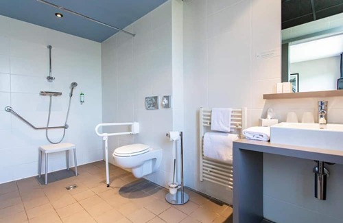 9th Arrondissement Hotel | Minutes to Tête d'Or Park! Pet-friendly Suite with City View and Kitchenette!