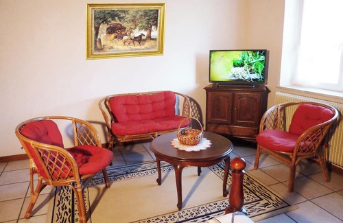 Wolfersdorf Apartment | Quiet gite in a cul-de-sac, pets welcome by prior arrangement.