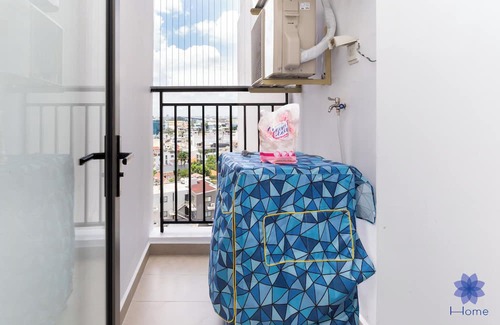 Tan Binh Apartment | Charming 2-bedroom apartment with AC, Free Gym & Pool; 1.5km from TSN airport