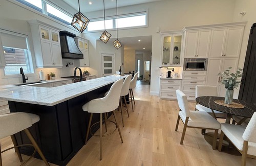 Township of Woolwich House | Charming Executive Bungalow with Hot Tub, close to St. Jacobs
