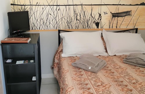 Port-Saint-Louis-du-Rhone Bed & Breakfast | Bed and Breakfast 'Salamandre Chambre D'hote' with Shared Pool, Wi-Fi and Air Conditioning