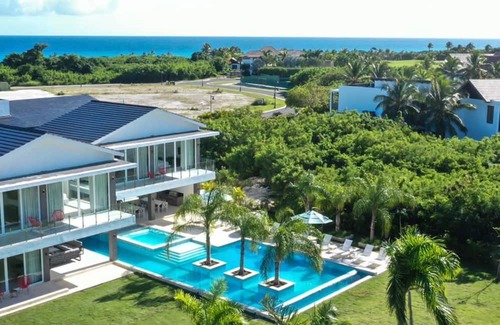 Punta Cana Villa | Deluxe 6-bedroom villa in gorgeous Punta Cana with AC Wifi Golf Cart
