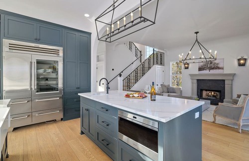 Jacksonville House | Private vineyard sanctuary for 6. Savor coffee at sunrise in the backyard oasis, soak in the hot tub under starry skies, and enjoy this elegant spacious retreat with mountain views, minutes from Historic Jacksonville and Applegate’s wine country.