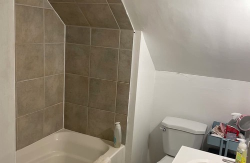 Sunnyside House | Steps from KGH, Queen's U and the Pier!