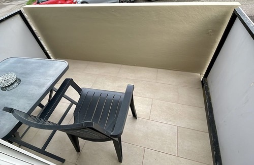 Leonberg Apartment | Studio with balcony and a sofa