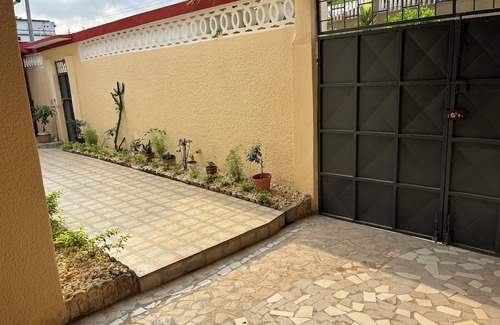 Abidjan House | DETACHED HOUSE WITH GARDEN IN QUIET, SAFE STREET CLOSE TO SHOPS