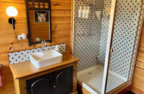 Zeehan Cabin | SeaHen Lodge - rustic farmhouse charm with amazing mountain views