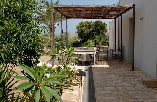 Cava dʼAliga Villa | A house on the bay of Cava d'Aliga, for a break between the sea and the hinterland.
