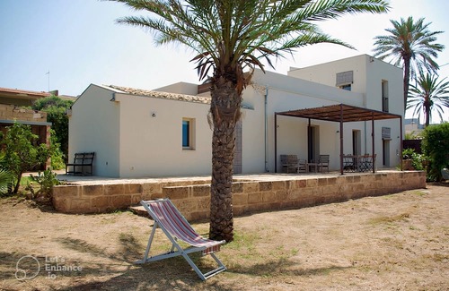 Cava dʼAliga Villa | A house on the bay of Cava d'Aliga, for a break between the sea and the hinterland.