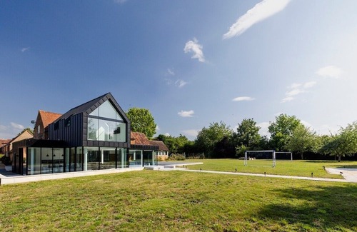 Rugby House | Swallow Fields Old Barn | Elegant Luxury Barn by Eason Stays