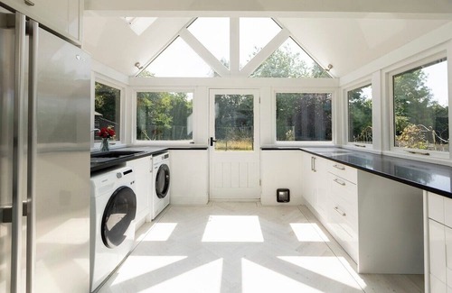 Rugby House | Swallow Fields Old Barn | Elegant Luxury Barn by Eason Stays