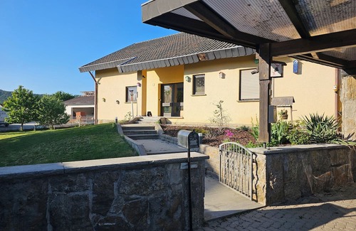 Wiesenbronn Apartment | 105 m² of comfort with billiard table and large balcony. Pet friendly!