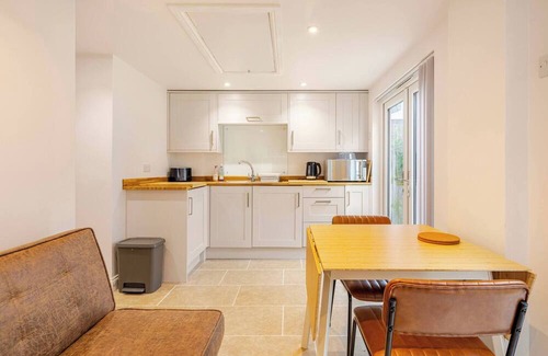 Gaywood Apartment | Skylight Studio near Hospital