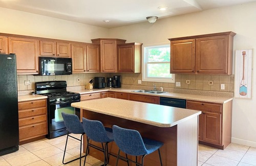 Bonne Terre House | Serene retreat with lake views. Long-term rental and family friendly.