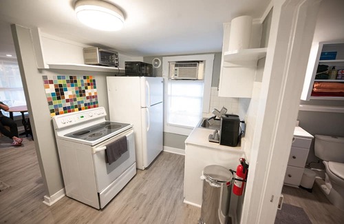 Lake Eola Heights Cottage | Charming DT Orlando cottage in brilliant location w/fast WiFi, AC, Pet Friendly