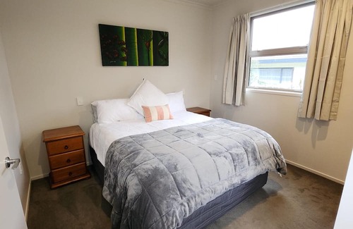 Onerahi Cabin | We are 10 minutes from the CBD. 3 minutes walk from the airport.