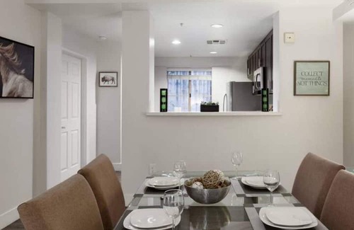 Westwood Apartment | 3 bed, 3 full bath Apt on the Wilshire Corridor