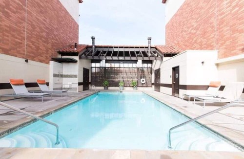 Westwood Apartment | Luxury Apartment with Outdoor Heated Pool L01a