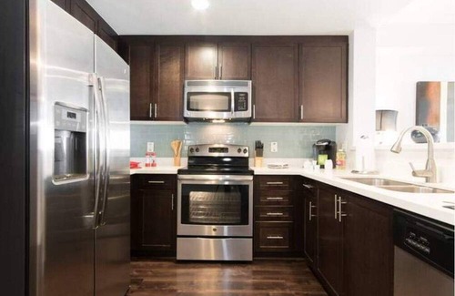Westwood Apartment | Luxury Apartment with Outdoor Heated Pool L01a