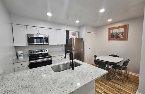 Mount Vernon Condo | Cozy 1-bedroom condo in wonderful Alexandria with WiFi, AC, Free Parking
