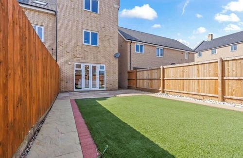 St Neots House | Stylish 4 Bedroom House in St Neots w Free Parking