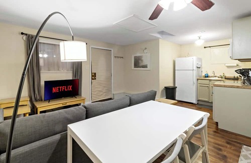 Maplewood Apartment | Quiet Studio Getaway w/Washer/Dryer & Parking