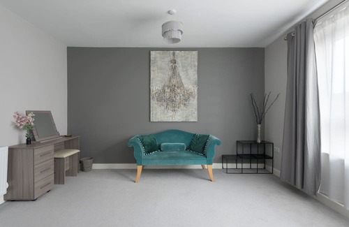Bletchley House | Ashland House - close to Stadium and Shopping Centre