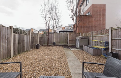 Bletchley House | Ashland House - close to Stadium and Shopping Centre