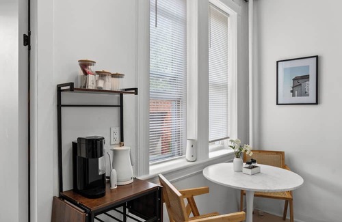 The Heights Apartment | Modern Studio + Free Parking Near NYC