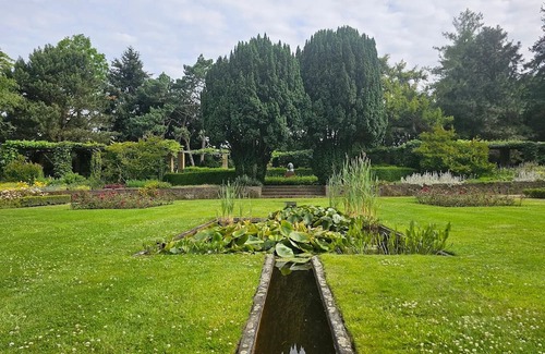 Wageningen House | Serene Hideaway w/Spa, Gym & Onsite Dining | Outdoor Adventure & Local Landmarks