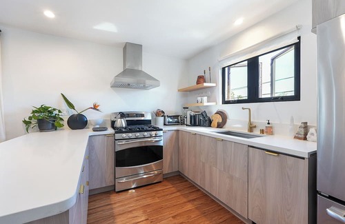 Los Feliz Apartment | Stylish Retreat in Los Feliz: Designer Finishes, Trendy Area