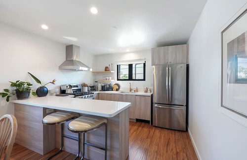 Los Feliz Apartment | Stylish Retreat in Los Feliz: Designer Finishes, Trendy Area