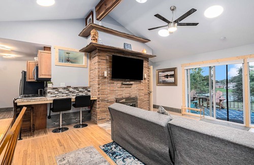 Drayton Plains Apartment | AMAZING 1 Acre Lakefront 3b/2b Apt w/Access to 4 Lakes, peaceful, boats galore!