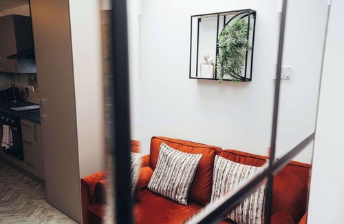 Barrow-on-Trent Apartment | Hen & Chickens Luxury Apt Free Parking | By DerBnB