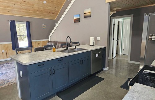 Owls Head Cabin | Private 2-bedroom cabin with WiFi in Owls Head