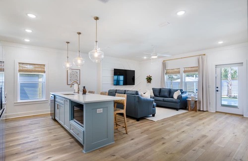 Kiska Beach House | Free Golf Cart-Heated Pool-Spa-5min Walk to Beach