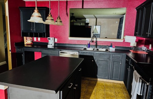 West Newton House | Spacious 5-bedroom house in beautiful Indianapolis with WiFi, AC