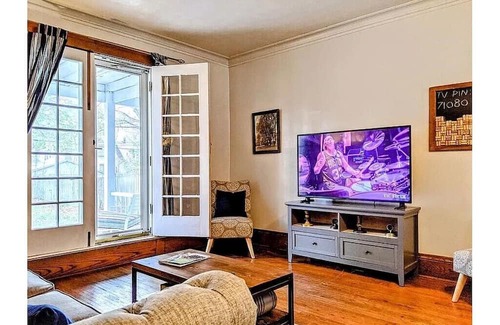 Decatur House | Historic Charming 4BR on the WestEnd near Millikin