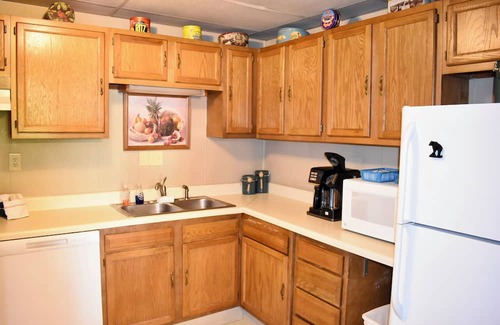 Kyle Apartment | Train View a spacious 3-bedroom upstairs apartment with WiFi in Northfork