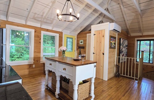 Union House | Lakeside Escape: Renovated Lake House + Bunkhouse + Water Toys + Hot Tub