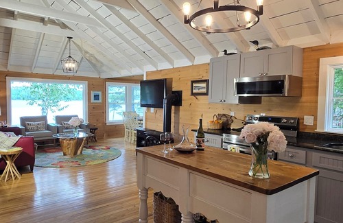 Union House | Lakeside Escape: Renovated Lake House + Bunkhouse + Water Toys + Hot Tub