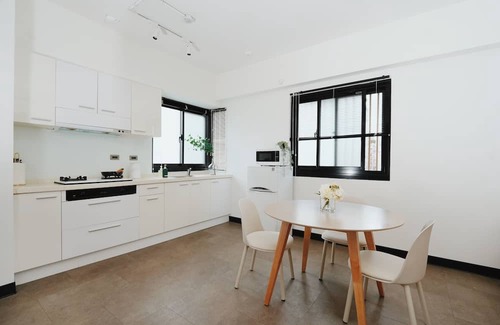 Zhongshan Apartment | Charming 1-bedroom apartment in fabulous Taipei City with AC, WiFi