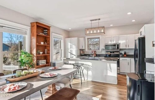 Shady Side House | Pet-Friendly 3-Bedroom Home with Private Pier – Perfect Waterfront Retreat!