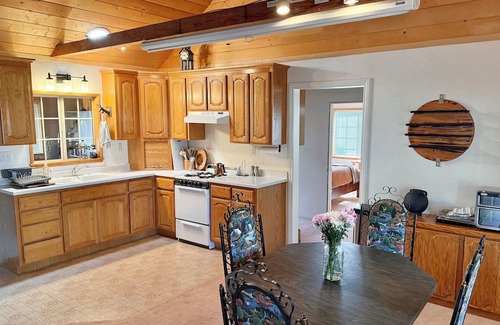 Inyokern Cabin | Cozy Bluebird Mountain Cabin by River & Trails - 2BDR and Cozy Perch Loft