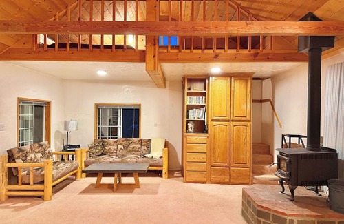 Inyokern Cabin | Cozy Bluebird Mountain Cabin by River & Trails - 2BDR and Cozy Perch Loft